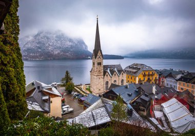 Hallstatt, Avusturya - Dünyaca ünlü Hallstatt, Unesco göl kenti Hallstatt Lutheran Kilisesi ile korunan Salzkammergut bölgesinin karlı kış çatıları altında soğuk bir günde