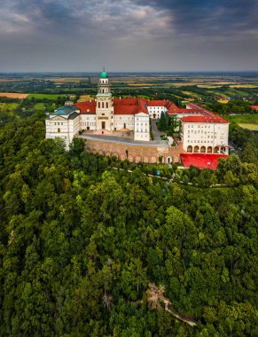 Pannonhalma, Macaristan - Pannonhalma (Pannonhalmi Apatsag) güzel Millenary Benedictine Manastırı 'nın açık mavi gökyüzü ve yaz mevsiminde yeşil yaz yapraklarıyla havadan görünüşü