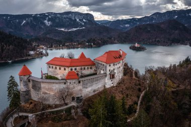 Bled Gölü, Slovenya - Bled Gölü (Blejski Grad) ile güzel Bled Kalesi 'nin (Blejsko Jezero Gölü) havadan görünüşü, bulutlu bir kış gününde Maria ve Julian Alps' in Varsayımı Kilisesi