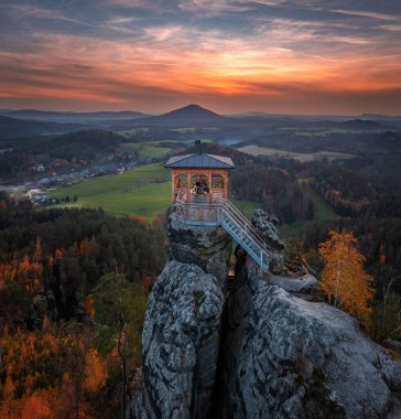 Jetrichovice, Çek Cumhuriyeti - Mariina Vyhlidka 'nın (Mary' nin manzarası) havadan panoramik manzarası güzel bir Çek sonbahar manzarası ve Bohemian İsviçre bölgesinde renkli altın gün batımı gökyüzü