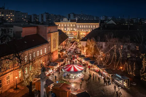 Βουδαπέστη Ουγγαρία Αεροφωτογραφία Της Χριστουγεννιάτικης Αγοράς Και Καρουσέλ Στην Πλατεία — Φωτογραφία Αρχείου