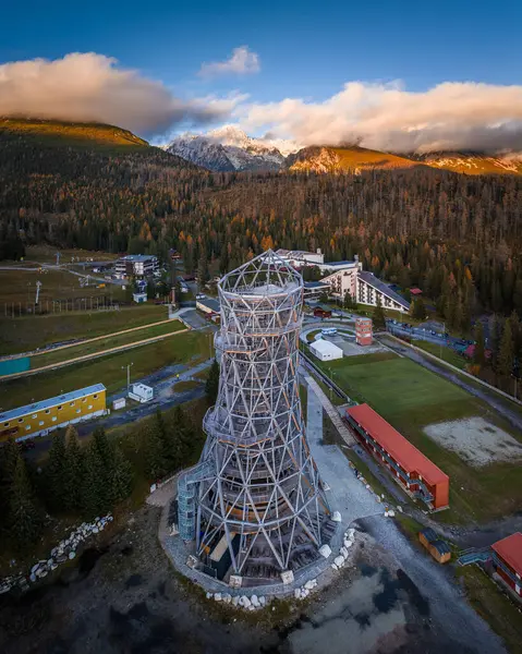 Strbske Pleso, Slovakya - Strbske Gölü yakınlarındaki gökyüzü panoramik manzarası Yüksek Tatralar ile birlikte bir sonbahar öğleden sonra gün batımında ılık güneş ışığı, mavi gökyüzü ve bulutlarla