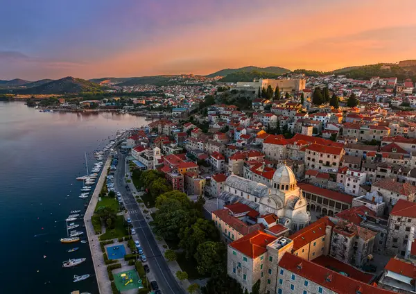 Sibenik Kroatien Luftaufnahme Der Mediterranen Altstadt Von Sibenik Einem Sonnigen lizenzfreie Stockbilder