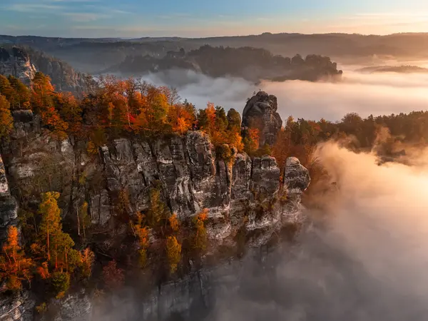 Sächsisch Deutschland Luftaufnahme Der Bastei Einem Nebligen Herbstmorgen Mit Buntem Stockbild