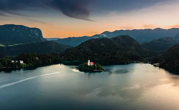 Bled Slowenien Luftaufnahme Der Wallfahrtskirche Mariä Himmelfahrt Blejsko Jezero See Stockfoto