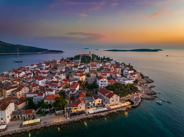Primosten Kroatien Luftaufnahme Der Halbinsel Primosten Und Der Altstadt Einem Stockbild