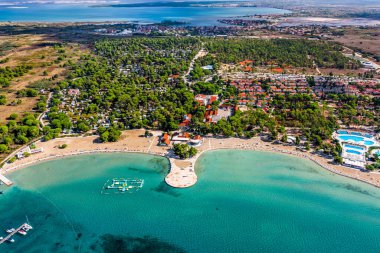 Zaton, Hırvatistan - Hırvatistan 'ın Dalmaçya bölgesinde güneşli bir yaz gününde turkuaz deniz suyu, Nin köyü ve Velebit dağlarının yer aldığı Zaton turistik liman manzarası