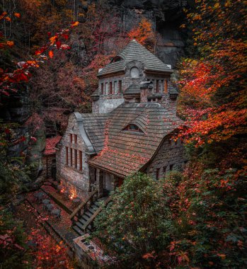Hresko, Çek Cumhuriyeti - Sonbaharda Hresko yakınlarındaki Çek ormanlarında renkli yapraklar ve yapraklarla güzel bir taş kulübe