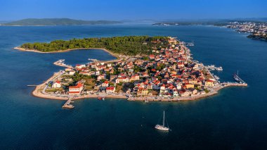 Krapanj, Hırvatistan - Hırvatistan 'ın en küçük adası olan Krapanj adasının (Otok Krapanj) havadan görünüşü. Yatlar, kırmızı çatılar ve açık mavi gökyüzü güneşli bir yaz sabahı Adriyatik Denizi kıyısında