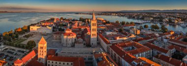 Zadar, Hırvatistan - St. Donatus Kilisesi ve St. Anastasia Katedrali ile Adriyatik Denizi kıyısındaki eski Zadar kasabasının açık panoramik manzarası