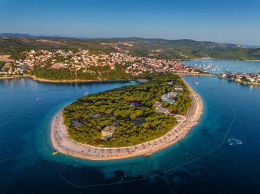 Primosten, Hırvatistan - Adriyatik deniz kıyısındaki plajlar, ağaçlar ve turkuaz mavi deniz suyuyla, güneşli bir yaz gününde Primosten yarımadasının havadan görünüşü