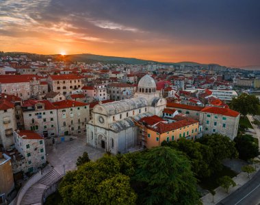 Sibenik, Hırvatistan - Güneşli bir yaz sabahı Saint James Katedrali, Saint Michael Kalesi ve Adriyatik Denizi 'nin dramatik altın gün doğumuyla Akdeniz' in eski Sibenik kasabasının havadan görünüşü