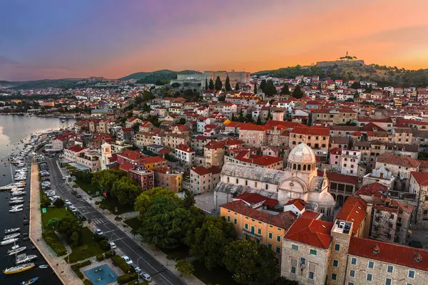 Sibenik, Hırvatistan - Güneşli bir yaz sabahı Saint James Katedrali, Saint Michael Kalesi ve Adriyatik Denizi 'nin dramatik altın gün doğumuyla Akdeniz' in eski Sibenik kasabasının havadan görünüşü