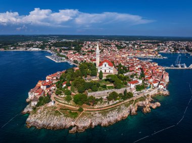 Rovinj, Hırvatistan - Hırvatistan 'ın Adriyatik Denizi kıyısındaki Istria kentinde güneşli bir yaz gününde eski Rovinj kasabasının St. Euphemia Kilisesi ve mavi gökyüzü manzarası