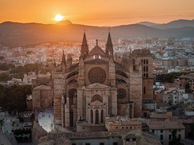Mallorca, İspanya - Santa Maria de Mallorca 'nın ünlü Katedral Bazilikası' nın gün batımında güneşli havadan görünüşü, adanın başkenti Palma de Majorca 'nın manzarası