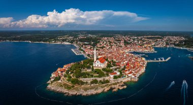 Rovinj, Hırvatistan - Hırvatistan 'ın Istria kentinde güneşli bir yaz gününde, St. Euphemia Kilisesi ve dramatik altın ve mavi gökyüzü ile eski Rovinj kasabasının havadan panoramik manzarası Adriyatik Denizi kıyısında