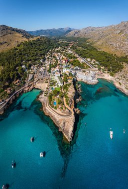 Mallorca, İspanya - Cala Clara ve Cala Molins koyları, sahil, oteller, yatlar, yatlar ve açık mavi arka planda dağlarla Mallorca adasındaki Cala Sant Vicenc 'in hava panoramik manzarası