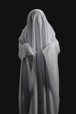 Korkunç kumaş hayalet fotoğrafları, karanlık ve ölüm teması.