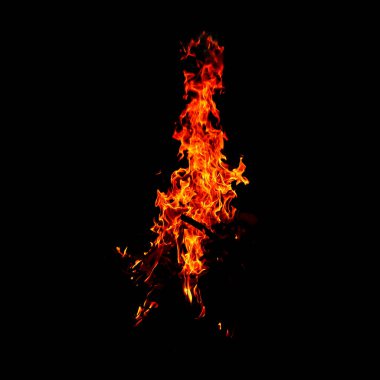 Grafik tasarımı amacı için yanan ateş koyu arkaplanda izole edildi