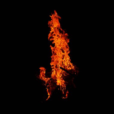 Grafik tasarımı amacı için yanan ateş koyu arkaplanda izole edildi