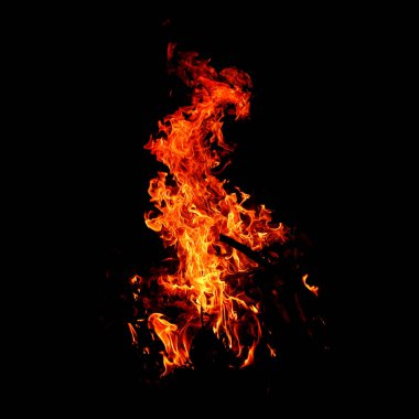 Grafik tasarımı amacı için yanan ateş koyu arkaplanda izole edildi