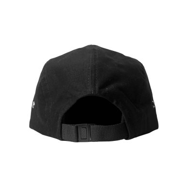 Boş düz kapaklı şapka. Önde ve arkada 5 panel, beyaz arkaplanda izole edilmiş..