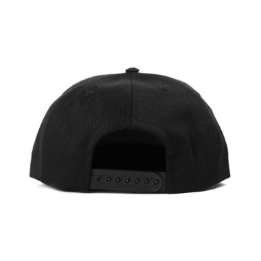 Siyah snapback kapaklar temiz bir arka plan, ön ve arka taraf.
