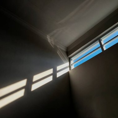 Pencerenin gölgesi ile bej, boş duvar iç plan. Arkaplan konsepti stüdyosu ve fon ürünleri.