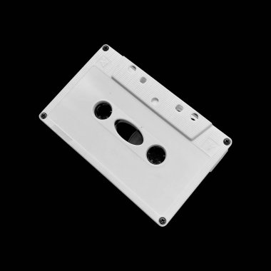 Boş beyaz etiket ve izole edilmiş arkaplanda kaset durumu