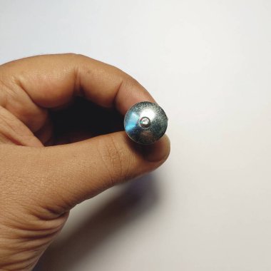 Metalik çiviler beyaz arkaplanda izole.