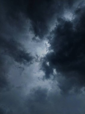 Fırtınalı bulutlar ve dramatik gökyüzü yağmurlu, fırtına öncesi karanlık bulutlu gökyüzü panoramik arka plan. Fırtına Cenneti Panoraması. Geniş kasvetli arkaplan