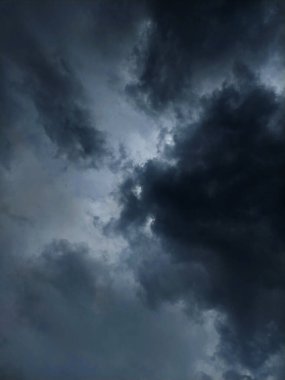 Fırtınalı bulutlar ve dramatik gökyüzü yağmurlu, fırtına öncesi karanlık bulutlu gökyüzü panoramik arka plan. Fırtına Cenneti Panoraması. Geniş kasvetli arkaplan