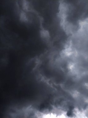 Fırtınalı bulutlar ve dramatik gökyüzü yağmurlu, fırtına öncesi karanlık bulutlu gökyüzü panoramik arka plan. Fırtına Cenneti Panoraması. Geniş kasvetli arkaplan