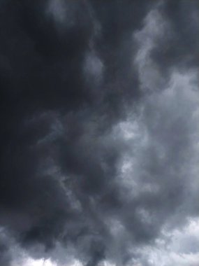 Fırtınalı bulutlar ve dramatik gökyüzü yağmurlu, fırtına öncesi karanlık bulutlu gökyüzü panoramik arka plan. Fırtına Cenneti Panoraması. Geniş kasvetli arkaplan