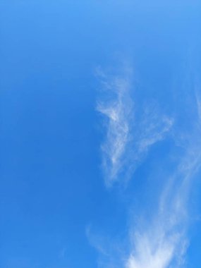 Pofuduk beyaz bulutlu açık mavi gökyüzü güneşli bir günde