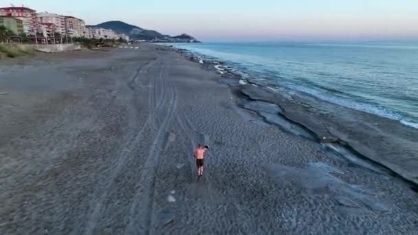 Чоловік Біжить Пляжі — стокове відео
