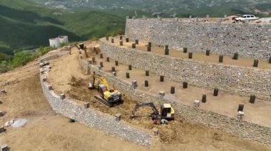 Avokado tarlası manzarası inşa eden çiftçiler