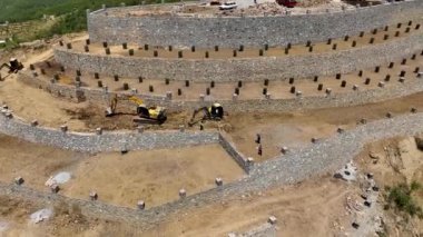 Avokado tarlası manzarası inşa eden çiftçiler