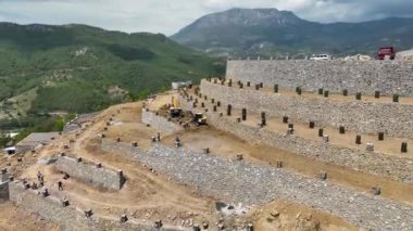 Avokado tarlası manzarası inşa eden çiftçiler