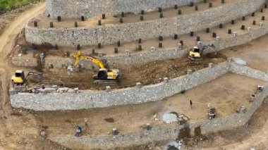 Avokado tarlası manzarası inşa eden çiftçiler