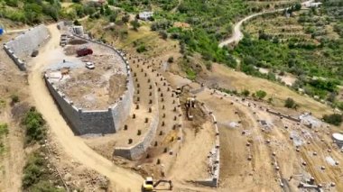 Avokado tarlası manzarası inşa eden çiftçiler