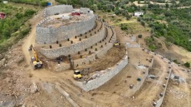 Avokado tarlası manzarası inşa eden çiftçiler