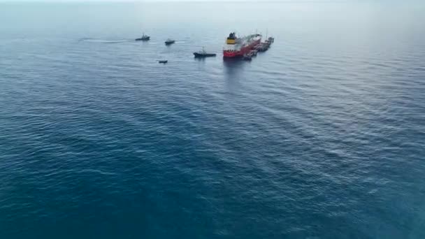 Tugs Membantu Tanker Gas Untuk Pergi Laut — Stok Video