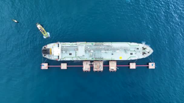 Vlečné Čluny Pomáhají Tankeru Vyplout Moře — Stock video