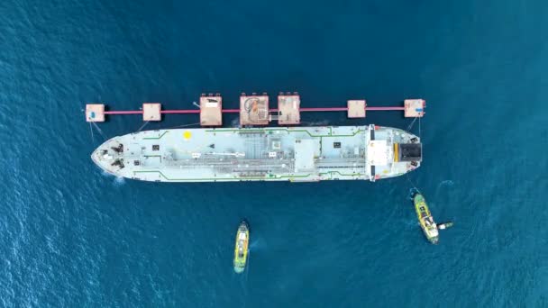 Vlečné Čluny Pomáhají Tankeru Vyplout Moře — Stock video
