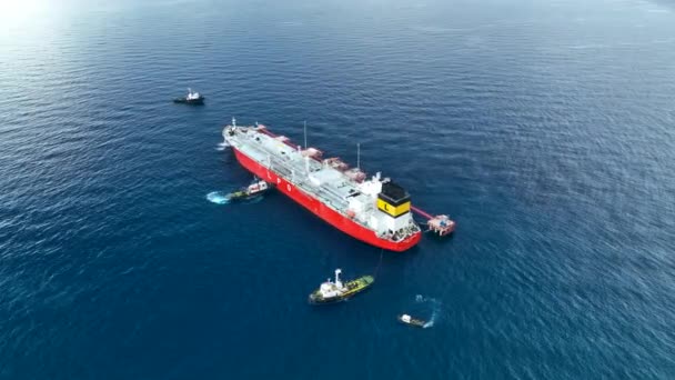Tugs Membantu Tanker Gas Untuk Pergi Laut — Stok Video