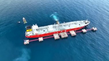 Römorkörler gaz tankerinin denize açılmasına yardım eder.