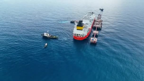 Ρυμουλκά Βοηθούν Δεξαμενόπλοιο Αερίου Πάει Στη Θάλασσα — Αρχείο Βίντεο