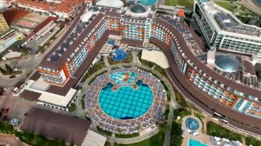 Plaj manzaralı yaz otelleri 4K.