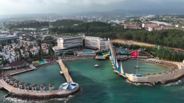 Plaj manzaralı yaz otelleri 4K.